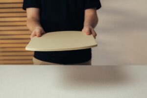 Uitneembare 12mm cordieriet pizzasteen van de Gozney Arc Lite.